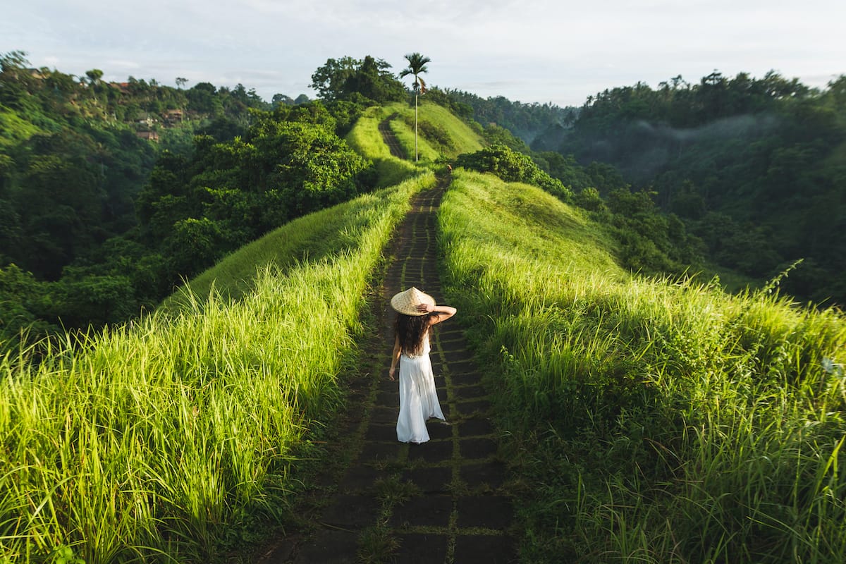 Ubud_rice_paddy_walk_woman
